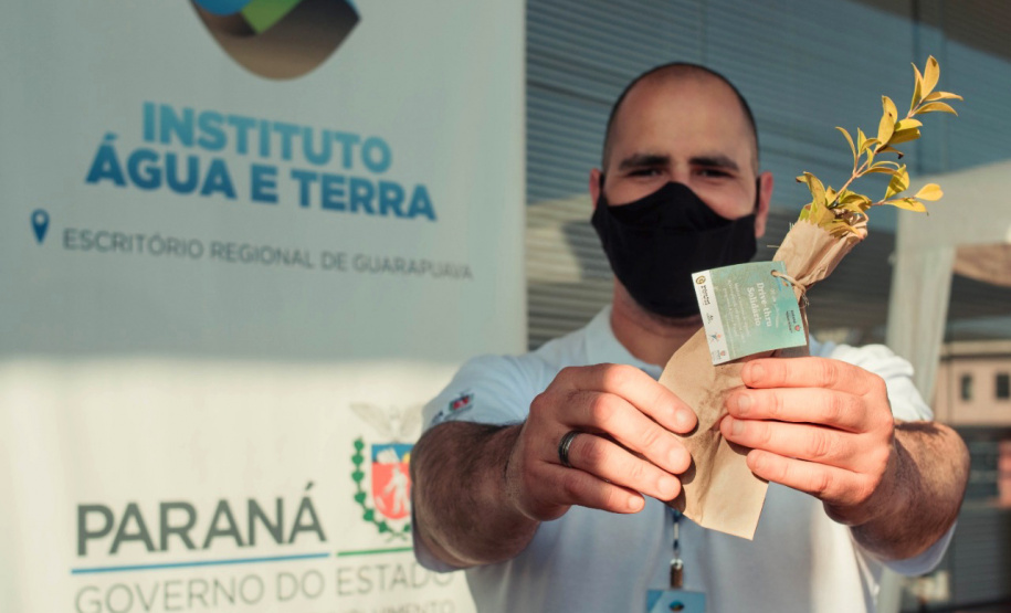 Famílias carentes de Guarapuava receberam, nesta quinta-feira (15), a doação de cobertores, calçados e peças de roupas arrecadados na ação solidária realizada pelo Escritório Regional do Instituto Água e Terra (IAT), que distribuiu 1.500 mudas de árvores frutíferas nativas em troca das doações. - curitiba, 15/07/2021 - Foto: SEDEST/IAT