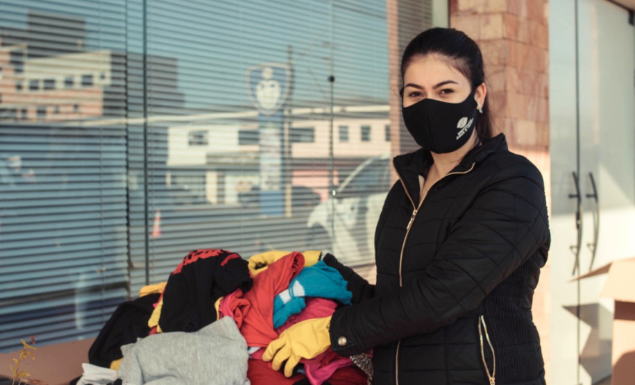 Famílias carentes de Guarapuava receberam, nesta quinta-feira (15), a doação de cobertores, calçados e peças de roupas arrecadados na ação solidária realizada pelo Escritório Regional do Instituto Água e Terra (IAT), que distribuiu 1.500 mudas de árvores frutíferas nativas em troca das doações. - curitiba, 15/07/2021 - Foto: SEDEST/IAT