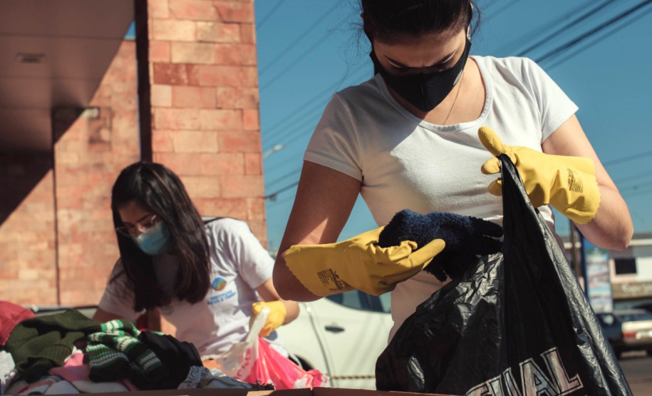 Famílias carentes de Guarapuava receberam, nesta quinta-feira (15), a doação de cobertores, calçados e peças de roupas arrecadados na ação solidária realizada pelo Escritório Regional do Instituto Água e Terra (IAT), que distribuiu 1.500 mudas de árvores frutíferas nativas em troca das doações. - curitiba, 15/07/2021 - Foto: SEDEST/IAT