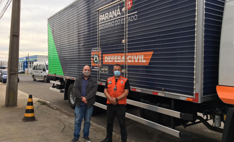 Famílias carentes de Guarapuava receberam, nesta quinta-feira (15), a doação de cobertores, calçados e peças de roupas arrecadados na ação solidária realizada pelo Escritório Regional do Instituto Água e Terra (IAT), que distribuiu 1.500 mudas de árvores frutíferas nativas em troca das doações. - curitiba, 15/07/2021 - Foto: SEDEST/IAT