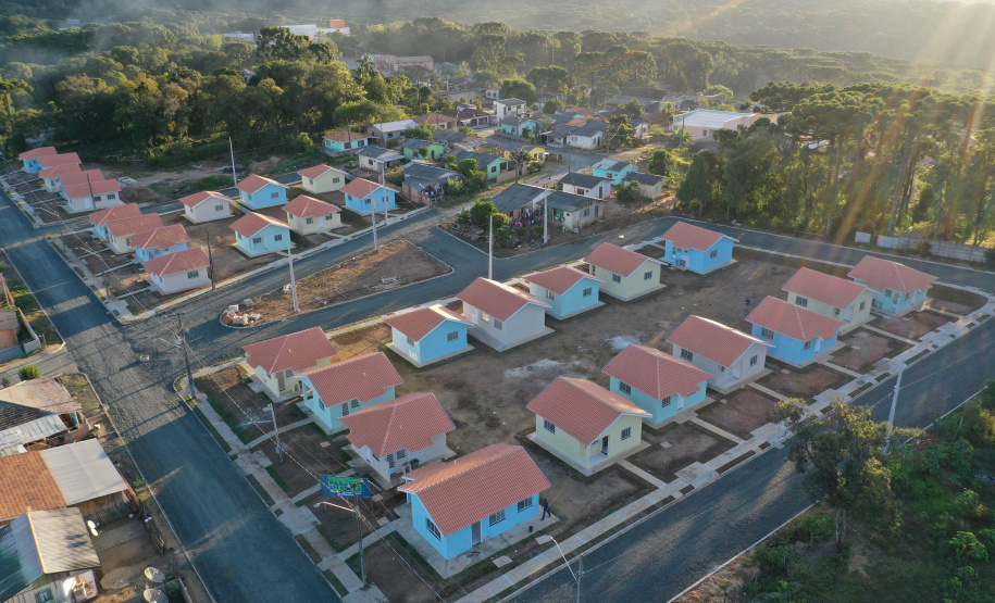 Trinta famílias de Sâo João do Triunfo participaram nesta quinta-feira (15), na Câmara Municipal, do sorteio que definiu as casas que serão ocupadas por cada uma delas no Residencial José Euclides dos Santos Neto. O empreendimento faz parte do programa Casa Fácil Paraná e será entregue aos beneficiários entre o fim de julho e o início de agosto. (Foto: Alessandro Vieira/AEN)