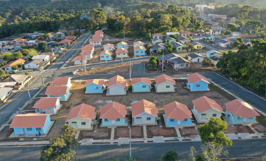 Trinta famílias de Sâo João do Triunfo participaram nesta quinta-feira (15), na Câmara Municipal, do sorteio que definiu as casas que serão ocupadas por cada uma delas no Residencial José Euclides dos Santos Neto. O empreendimento faz parte do programa Casa Fácil Paraná e será entregue aos beneficiários entre o fim de julho e o início de agosto. (Foto: Alessandro Vieira/AEN)