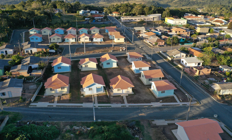 Trinta famílias de Sâo João do Triunfo participaram nesta quinta-feira (15), na Câmara Municipal, do sorteio que definiu as casas que serão ocupadas por cada uma delas no Residencial José Euclides dos Santos Neto. O empreendimento faz parte do programa Casa Fácil Paraná e será entregue aos beneficiários entre o fim de julho e o início de agosto. (Foto: Alessandro Vieira/AEN)