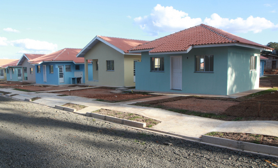 Trinta famílias de Sâo João do Triunfo participaram nesta quinta-feira (15), na Câmara Municipal, do sorteio que definiu as casas que serão ocupadas por cada uma delas no Residencial José Euclides dos Santos Neto. O empreendimento faz parte do programa Casa Fácil Paraná e será entregue aos beneficiários entre o fim de julho e o início de agosto. (Foto: Alessandro Vieira/AEN)
