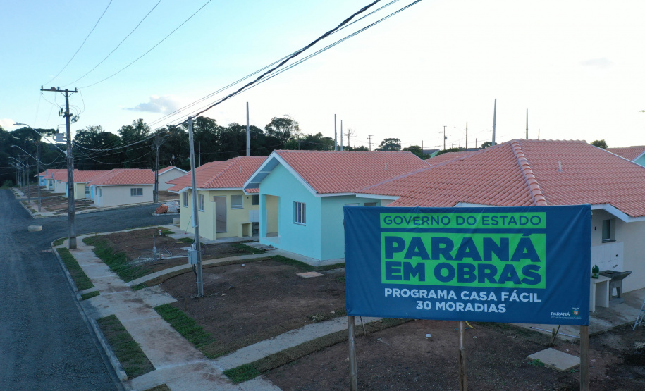 Trinta famílias de Sâo João do Triunfo participaram nesta quinta-feira (15), na Câmara Municipal, do sorteio que definiu as casas que serão ocupadas por cada uma delas no Residencial José Euclides dos Santos Neto. O empreendimento faz parte do programa Casa Fácil Paraná e será entregue aos beneficiários entre o fim de julho e o início de agosto. (Foto: Alessandro Vieira/AEN)