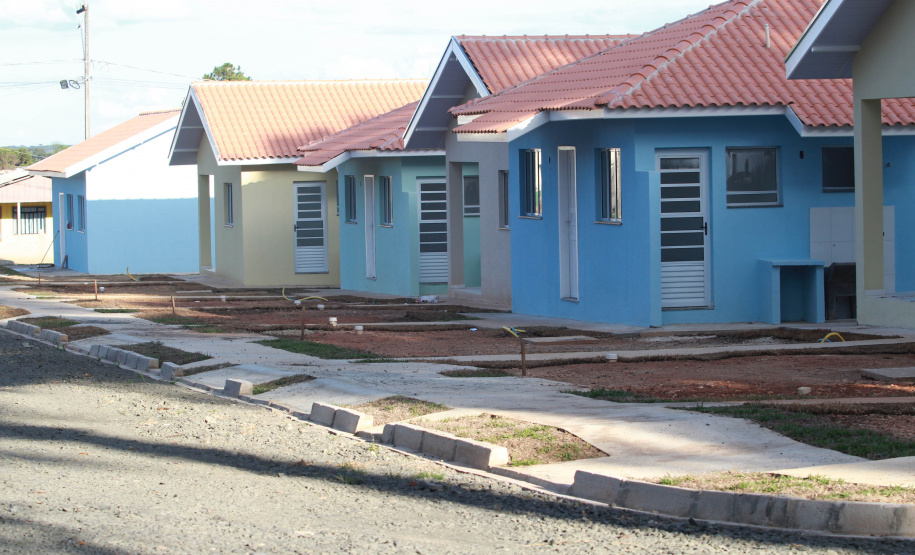 Trinta famílias de Sâo João do Triunfo participaram nesta quinta-feira (15), na Câmara Municipal, do sorteio que definiu as casas que serão ocupadas por cada uma delas no Residencial José Euclides dos Santos Neto. O empreendimento faz parte do programa Casa Fácil Paraná e será entregue aos beneficiários entre o fim de julho e o início de agosto. (Foto: Alessandro Vieira/AEN)