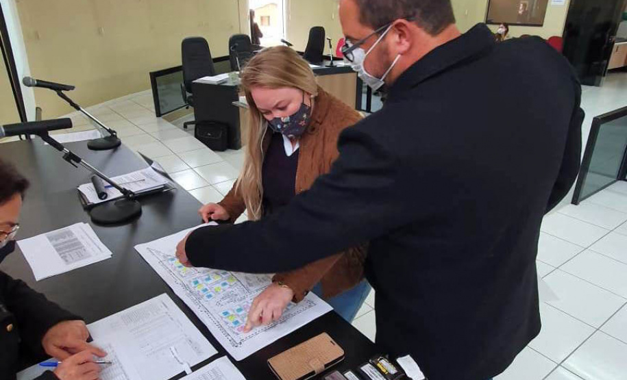Trinta famílias de Sâo João do Triunfo participaram nesta quinta-feira (15), na Câmara Municipal, do sorteio que definiu as casas que serão ocupadas por cada uma delas no Residencial José Euclides dos Santos Neto. O empreendimento faz parte do programa Casa Fácil Paraná e será entregue aos beneficiários entre o fim de julho e o início de agosto. (Foto: Alessandro Vieira/AEN)