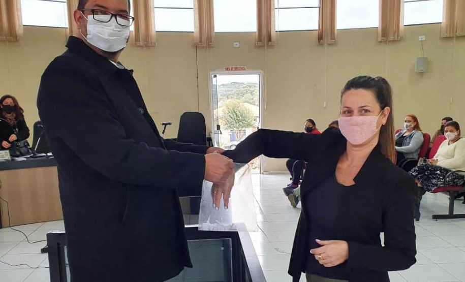 Trinta famílias de Sâo João do Triunfo participaram nesta quinta-feira (15), na Câmara Municipal, do sorteio que definiu as casas que serão ocupadas por cada uma delas no Residencial José Euclides dos Santos Neto. O empreendimento faz parte do programa Casa Fácil Paraná e será entregue aos beneficiários entre o fim de julho e o início de agosto. (Foto: Alessandro Vieira/AEN)