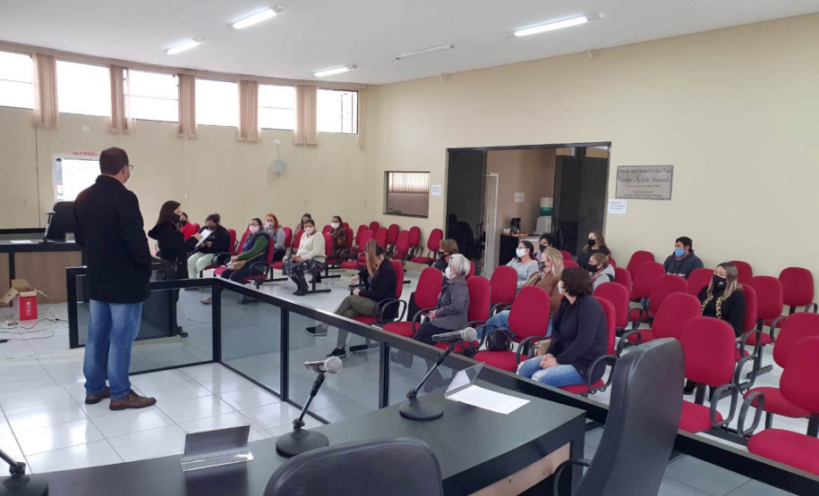 Trinta famílias de Sâo João do Triunfo participaram nesta quinta-feira (15), na Câmara Municipal, do sorteio que definiu as casas que serão ocupadas por cada uma delas no Residencial José Euclides dos Santos Neto. O empreendimento faz parte do programa Casa Fácil Paraná e será entregue aos beneficiários entre o fim de julho e o início de agosto. (Foto: Alessandro Vieira/AEN)