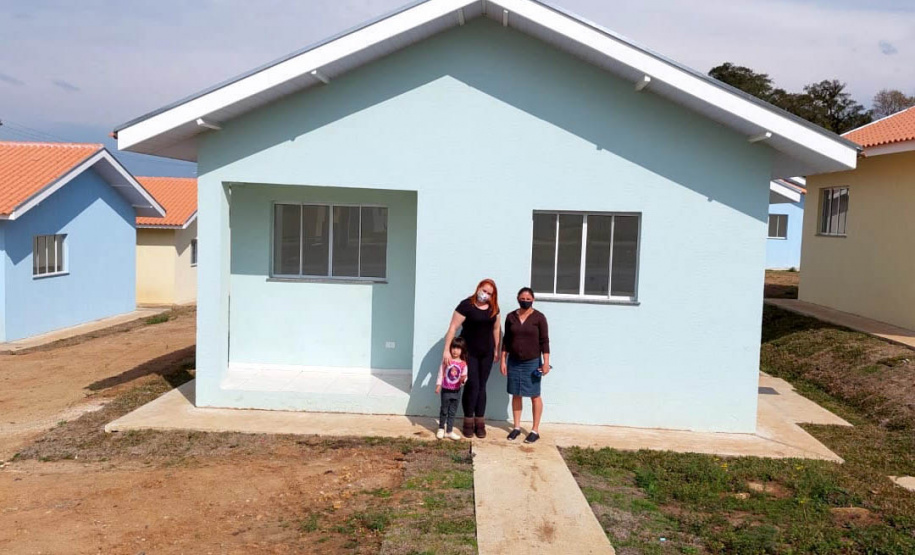 Trinta famílias de Sâo João do Triunfo participaram nesta quinta-feira (15), na Câmara Municipal, do sorteio que definiu as casas que serão ocupadas por cada uma delas no Residencial José Euclides dos Santos Neto. O empreendimento faz parte do programa Casa Fácil Paraná e será entregue aos beneficiários entre o fim de julho e o início de agosto. (Foto: Alessandro Vieira/AEN)
