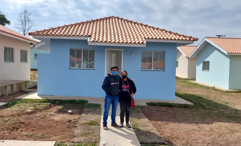 Trinta famílias de Sâo João do Triunfo participaram nesta quinta-feira (15), na Câmara Municipal, do sorteio que definiu as casas que serão ocupadas por cada uma delas no Residencial José Euclides dos Santos Neto. O empreendimento faz parte do programa Casa Fácil Paraná e será entregue aos beneficiários entre o fim de julho e o início de agosto. (Foto: Alessandro Vieira/AEN)