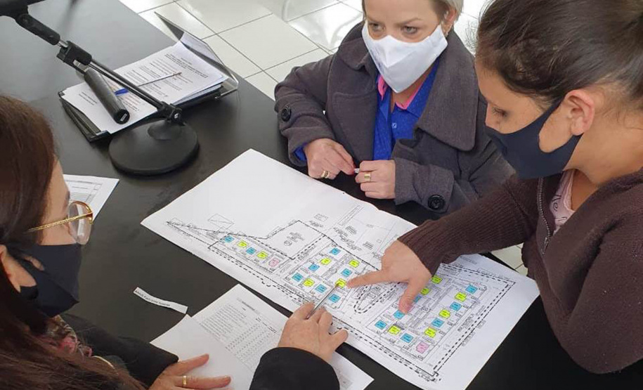 Trinta famílias de Sâo João do Triunfo participaram nesta quinta-feira (15), na Câmara Municipal, do sorteio que definiu as casas que serão ocupadas por cada uma delas no Residencial José Euclides dos Santos Neto. O empreendimento faz parte do programa Casa Fácil Paraná e será entregue aos beneficiários entre o fim de julho e o início de agosto. (Foto: Alessandro Vieira/AEN)