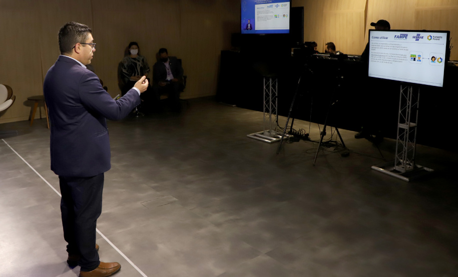 A Fomento Paraná formalizou uma parceria com o Sebrae para utilizar o Fundo de Aval às Micro e Pequenas Empresas (Fampe) como garantia nas operações de microcrédito contratadas pela instituição em todo o estado. A medida vai facilitar e ampliar o acesso ao crédito da instituição para micro e pequenos empreendedores.  -  Curitiba, 15/07/2021  -  Foto: Ari Dias/AEN