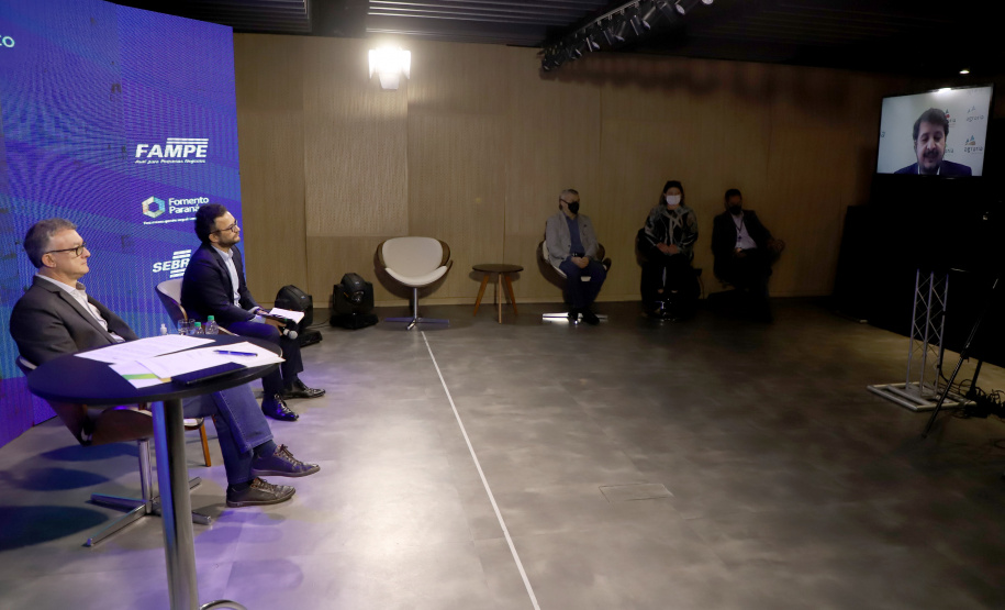 A Fomento Paraná formalizou uma parceria com o Sebrae para utilizar o Fundo de Aval às Micro e Pequenas Empresas (Fampe) como garantia nas operações de microcrédito contratadas pela instituição em todo o estado. A medida vai facilitar e ampliar o acesso ao crédito da instituição para micro e pequenos empreendedores.  -  Curitiba, 15/07/2021  -  Foto: Ari Dias/AEN