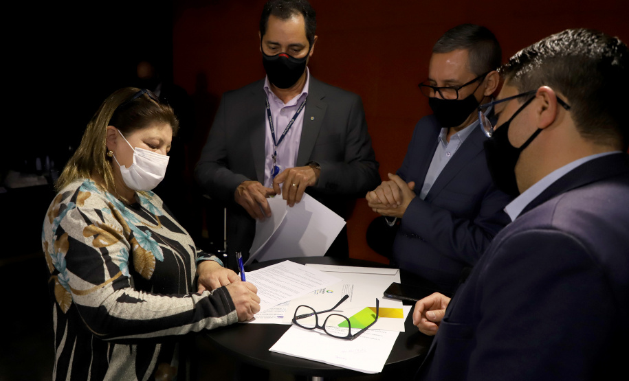 A Fomento Paraná formalizou uma parceria com o Sebrae para utilizar o Fundo de Aval às Micro e Pequenas Empresas (Fampe) como garantia nas operações de microcrédito contratadas pela instituição em todo o estado. A medida vai facilitar e ampliar o acesso ao crédito da instituição para micro e pequenos empreendedores.  -  Curitiba, 15/07/2021  -  Foto: Ari Dias/AEN