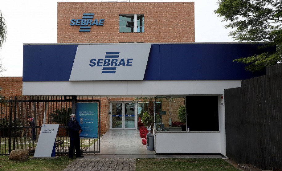 A Fomento Paraná formalizou uma parceria com o Sebrae para utilizar o Fundo de Aval às Micro e Pequenas Empresas (Fampe) como garantia nas operações de microcrédito contratadas pela instituição em todo o estado. A medida vai facilitar e ampliar o acesso ao crédito da instituição para micro e pequenos empreendedores.  -  Curitiba, 15/07/2021  -  Foto: Ari Dias/AEN