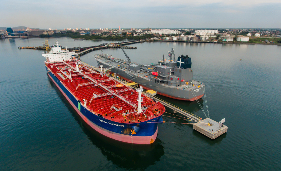 Mais um grande navio do segmento de granéis líquidos opera no Porto de Paranaguá. Atracado no píer privativo da Cattalini Terminais Marítimos, o Hafnia Guangzhou descarrega óleo Diesel, vindo dos Estados Unidos. A embarcação de bandeira maltesa tem 228,39 metros de comprimento (LOA) e 38,04 metros de largura (boca). - Paranaguá, 16/07/2021 - Foto: Rafael Nakamura/Portos do Paraná
