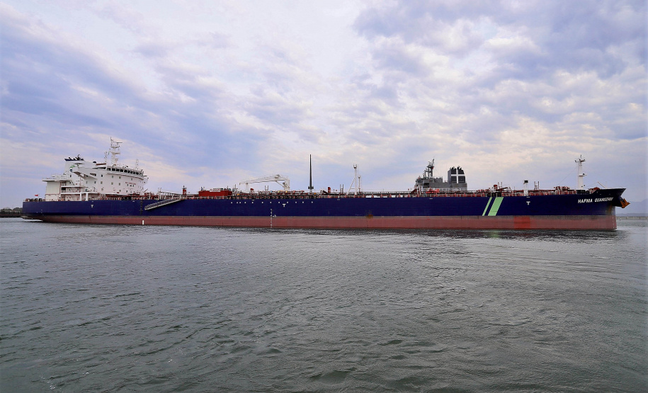 Mais um grande navio do segmento de granéis líquidos opera no Porto de Paranaguá. Atracado no píer privativo da Cattalini Terminais Marítimos, o Hafnia Guangzhou descarrega óleo Diesel, vindo dos Estados Unidos. A embarcação de bandeira maltesa tem 228,39 metros de comprimento (LOA) e 38,04 metros de largura (boca). - Paranaguá, 16/07/2021 - Foto: Claudio Neves/Portos do Paraná