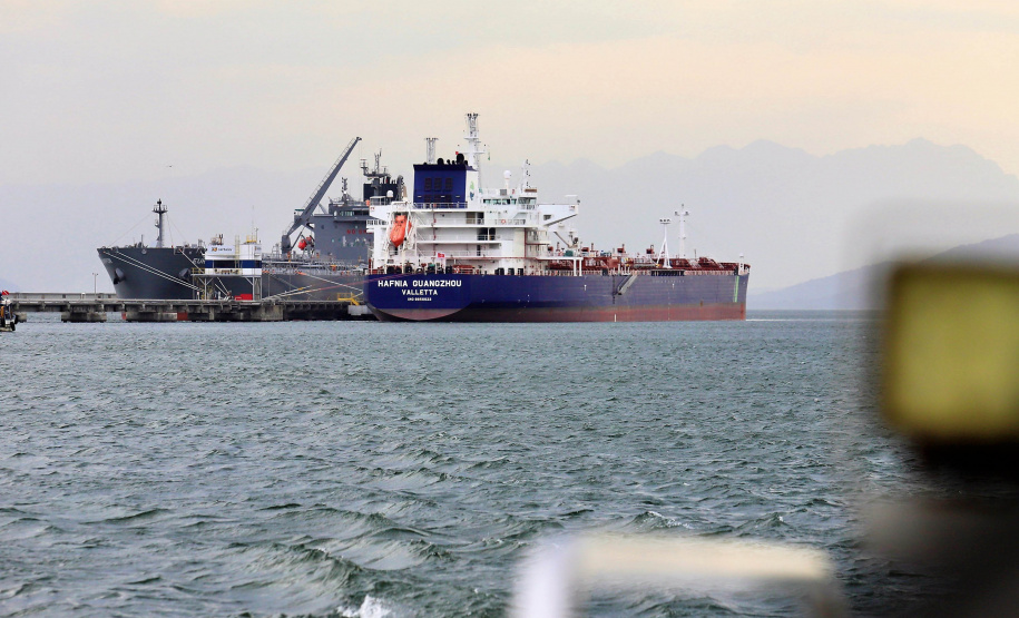 Mais um grande navio do segmento de granéis líquidos opera no Porto de Paranaguá. Atracado no píer privativo da Cattalini Terminais Marítimos, o Hafnia Guangzhou descarrega óleo Diesel, vindo dos Estados Unidos. A embarcação de bandeira maltesa tem 228,39 metros de comprimento (LOA) e 38,04 metros de largura (boca). - Paranaguá, 16/07/2021 - Foto: Claudio Neves/Portos do Paraná