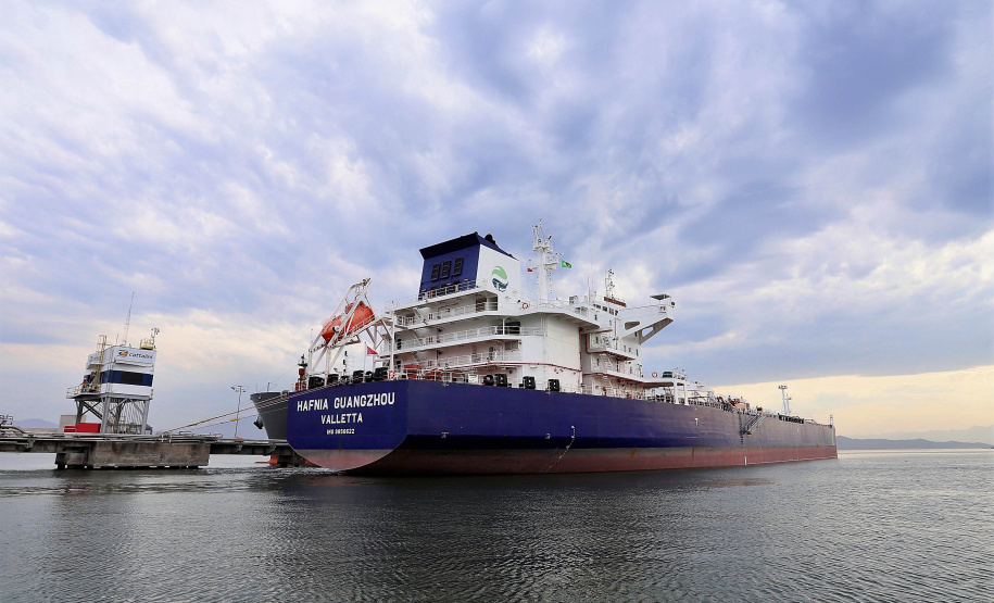 Mais um grande navio do segmento de granéis líquidos opera no Porto de Paranaguá. Atracado no píer privativo da Cattalini Terminais Marítimos, o Hafnia Guangzhou descarrega óleo Diesel, vindo dos Estados Unidos. A embarcação de bandeira maltesa tem 228,39 metros de comprimento (LOA) e 38,04 metros de largura (boca). - Paranaguá, 16/07/2021 - Foto: Claudio Neves/Portos do Paraná