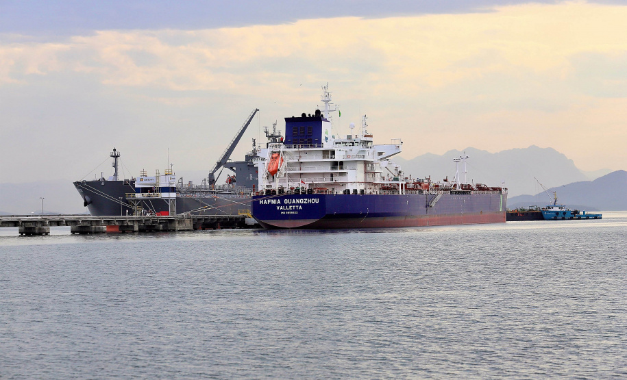 Mais um grande navio do segmento de granéis líquidos opera no Porto de Paranaguá. Atracado no píer privativo da Cattalini Terminais Marítimos, o Hafnia Guangzhou descarrega óleo Diesel, vindo dos Estados Unidos. A embarcação de bandeira maltesa tem 228,39 metros de comprimento (LOA) e 38,04 metros de largura (boca). - Paranaguá, 16/07/2021 - Foto: Claudio Neves/Portos do Paraná