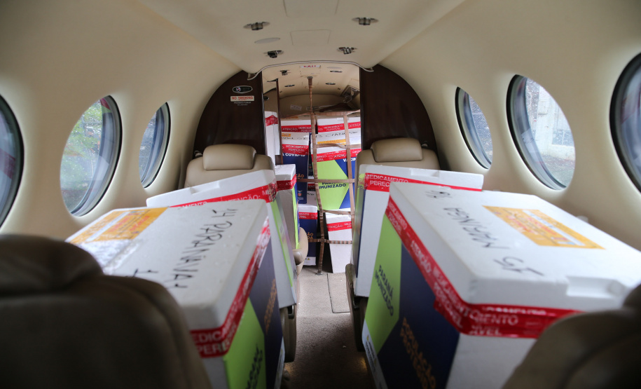 Vacina Aeroporto Em seis meses entregando vacinas para todo o Paraná, aeronaves da Casa Militar somam onze dias em horas de voo- Foto: Geraldo Bubniak/AEN
