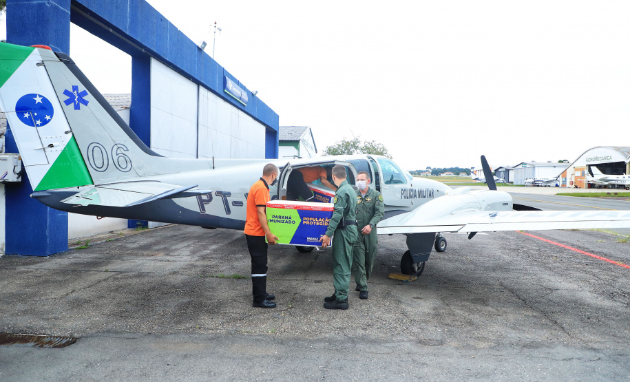 Em seis meses entregando vacinas para todo o Paraná, aeronaves da Casa Militar somam onze dias em horas de voo- Foto: José Fernando Ogura/AEN