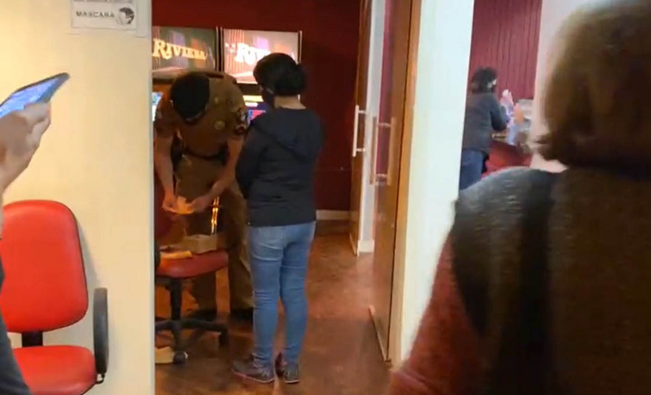 As equipes da Ação Integrada de Fiscalização Urbana (AIFU) abordaram pontos comerciais e flagraram aglomerações de pessoas de quinta-feira (15/07) para sexta-feira (16/07) e de sexta-feira para sábado (17/07) em Curitiba. Ao todo, foram fechados 13 locais e aplicadas 26 multas administrativas. Cerca de 730 pessoas foram encontradas nos locais abordados pelas equipes de fiscalização coordenadas pela Polícia Militar do Paraná.  -  Curitiba, 17/07/2021  -  Foto: PMPR/SESP-PR