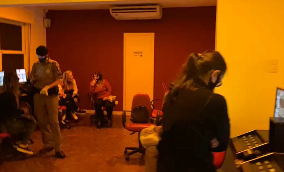 As equipes da Ação Integrada de Fiscalização Urbana (AIFU) abordaram pontos comerciais e flagraram aglomerações de pessoas de quinta-feira (15/07) para sexta-feira (16/07) e de sexta-feira para sábado (17/07) em Curitiba. Ao todo, foram fechados 13 locais e aplicadas 26 multas administrativas. Cerca de 730 pessoas foram encontradas nos locais abordados pelas equipes de fiscalização coordenadas pela Polícia Militar do Paraná.  -  Curitiba, 17/07/2021  -  Foto: PMPR/SESP-PR