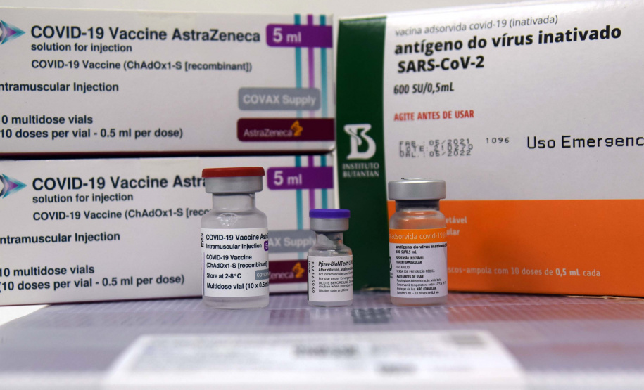 Vacinas CoronaVac, AstraZeneca e Pfizer. Foto:Américo Antonio/SESA -