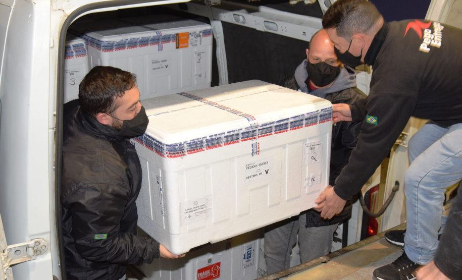 A Secretaria de Estado da Saúde (Sesa) recebeu na noite desta terça-feira (26), 352.750 doses da vacina AstraZeneca/Fiocruz, contra a Covid-19.   -  Curiti, 26/05/2021  -  Foto: Américo antonio/SESA