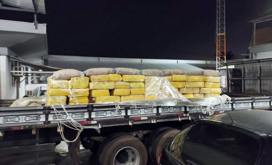 A Polícia Civil do Paraná (PCPR) apreendeu aproximadamente 4 toneladas de maconha, em Umuarama, no Noroeste do Estado. A apreensão ocorreu no domingo (18), na ocasião um homem que transportava a droga foi preso em flagrante por tráfico.  
Foto: PCPR