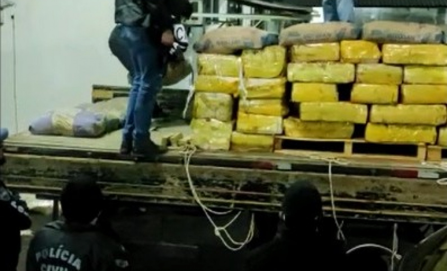 A Polícia Civil do Paraná (PCPR) apreendeu aproximadamente 4 toneladas de maconha, em Umuarama, no Noroeste do Estado. A apreensão ocorreu no domingo (18), na ocasião um homem que transportava a droga foi preso em flagrante por tráfico.  
Foto: PCPR