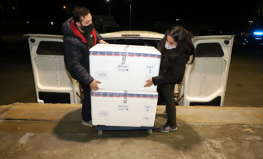 O Paraná recebe nesta segunda-feira (19), do Ministério da Saúde, mais 141 mil doses de vacinas contra a Covid-19. São 88.200 doses do imunizante Coronavac  e 52.800 da Covishield Foto: Ari Dias/AEN