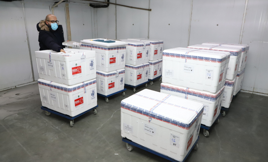 O Paraná recebe nesta segunda-feira (19), do Ministério da Saúde, mais 141 mil doses de vacinas contra a Covid-19. São 88.200 doses do imunizante Coronavac  e 52.800 da Covishield Foto: Ari Dias/AEN