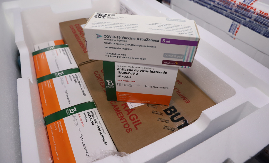 O Paraná recebe nesta segunda-feira (19), do Ministério da Saúde, mais 141 mil doses de vacinas contra a Covid-19. São 88.200 doses do imunizante Coronavac  e 52.800 da Covishield Foto: Ari Dias/AEN