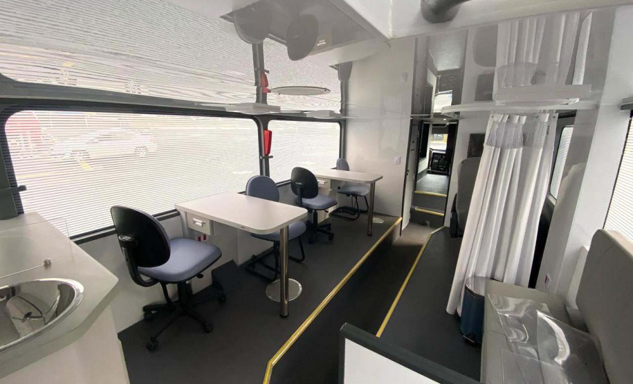 O veículo conta com mobiliário personalizado e sistema de combate a microorganismos no ar e nas superfícies  -  Maringá, 19/07/2021  -  Foto: UEM