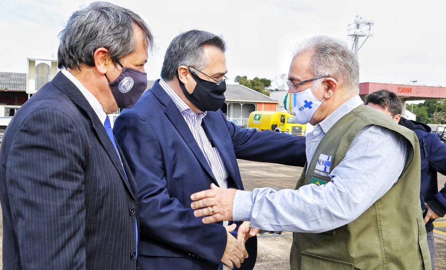 O secretário de Estado da Saúde, Beto Preto acompanha o ministro da Saúde, Marcelo Queiroga, nesta terça-feira (20) na vacinação contra a Covid-19 dos paranaenses em Foz do Iguaçu, no Oeste. Foto: Gilson Abreu/AEN