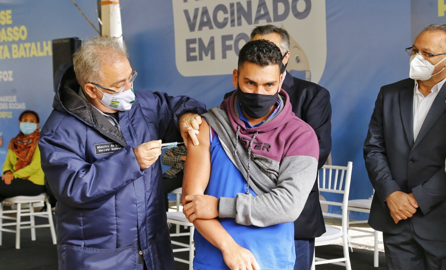 O secretário de Estado da Saúde, Beto Preto acompanha o ministro da Saúde, Marcelo Queiroga, nesta terça-feira (20) na vacinação contra a Covid-19 dos paranaenses em Foz do Iguaçu, no Oeste. Foto: Gilson Abreu/AEN