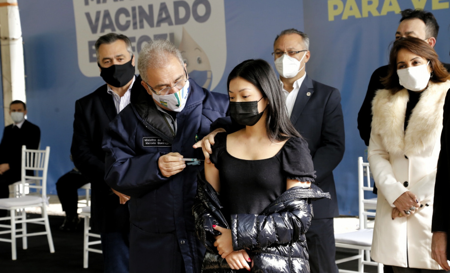 O secretário de Estado da Saúde, Beto Preto acompanha o ministro da Saúde, Marcelo Queiroga, nesta terça-feira (20) na vacinação contra a Covid-19 dos paranaenses em Foz do Iguaçu, no Oeste. Foto: Gilson Abreu/AEN