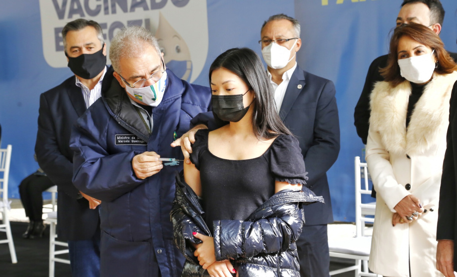 O secretário de Estado da Saúde, Beto Preto acompanha o ministro da Saúde, Marcelo Queiroga, nesta terça-feira (20) na vacinação contra a Covid-19 dos paranaenses em Foz do Iguaçu, no Oeste. Foto: Gilson Abreu/AEN