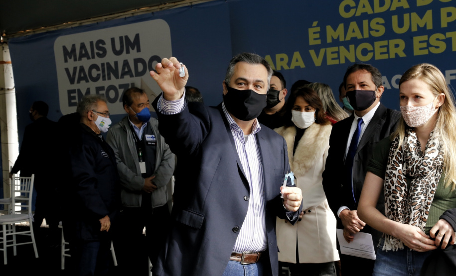 O secretário de Estado da Saúde, Beto Preto acompanha o ministro da Saúde, Marcelo Queiroga, nesta terça-feira (20) na vacinação contra a Covid-19 dos paranaenses em Foz do Iguaçu, no Oeste. Foto: Gilson Abreu/AEN