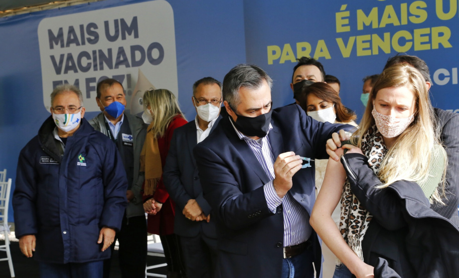 O secretário de Estado da Saúde, Beto Preto acompanha o ministro da Saúde, Marcelo Queiroga, nesta terça-feira (20) na vacinação contra a Covid-19 dos paranaenses em Foz do Iguaçu, no Oeste. Foto: Gilson Abreu/AEN