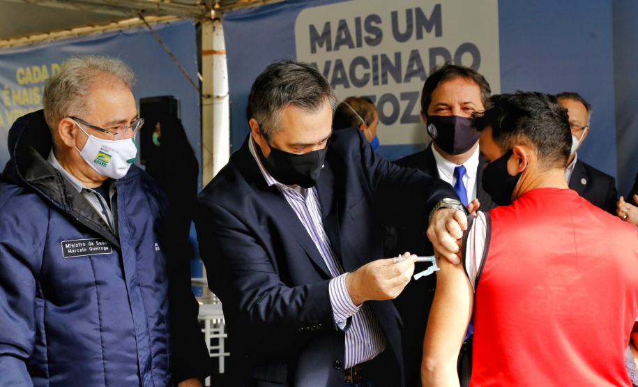 O secretário de Estado da Saúde, Beto Preto acompanha o ministro da Saúde, Marcelo Queiroga, nesta terça-feira (20) na vacinação contra a Covid-19 dos paranaenses em Foz do Iguaçu, no Oeste. Foto: Gilson Abreu/AEN