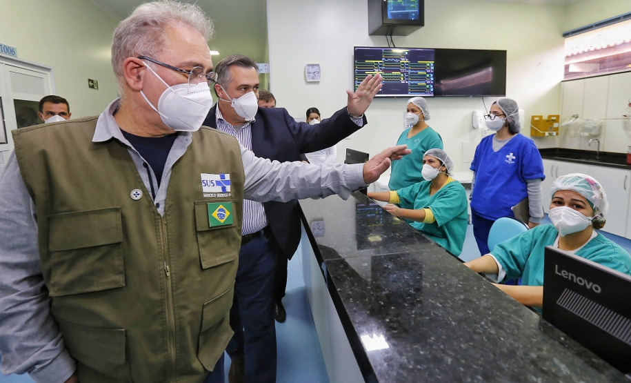 O secretário de Estado da Saúde, Beto Preto acompanha o ministro da Saúde, Marcelo Queiroga, nesta terça-feira (20) no Hospital Municipal Padre Germano Lauck em Foz do Iguaçu. Foto: Gilson Abreu/AEN