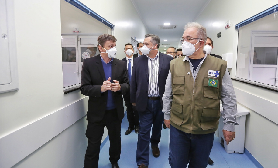O secretário de Estado da Saúde, Beto Preto acompanha o ministro da Saúde, Marcelo Queiroga, nesta terça-feira (20) no Hospital Municipal Padre Germano Lauck em Foz do Iguaçu. Foto: Gilson Abreu/AEN