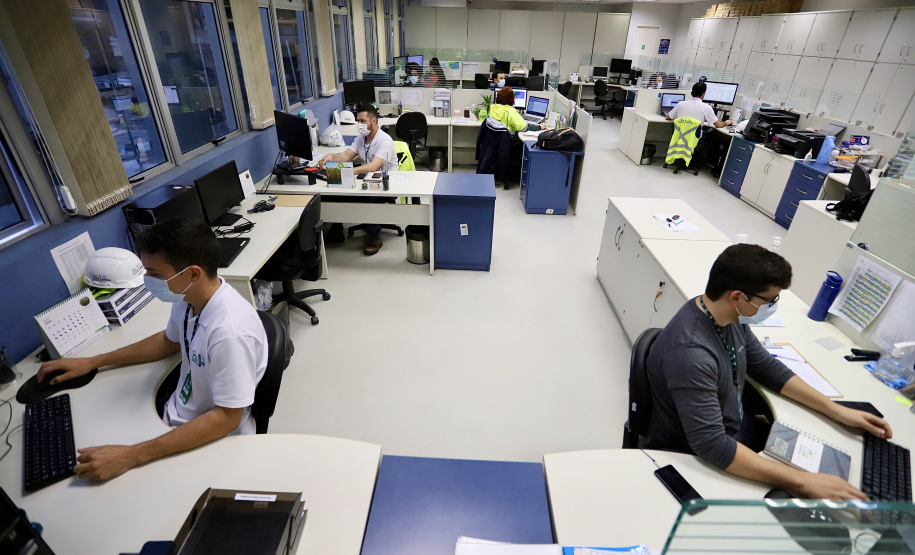 Dos 21 profissionais que atuam na equipe contratada para auxiliar na gestão ambiental da Portos do Paraná, quase todos são formados no Litoral do Estado. Cada vez mais, moradores dos municípios da região reforçam o time de cuidado permanente com o Meio Ambiente nos Portos de Paranaguá e Antonina. - Paranaguá, 20/07/2021 - Foto: Claudio Neves/Portos do Paraná