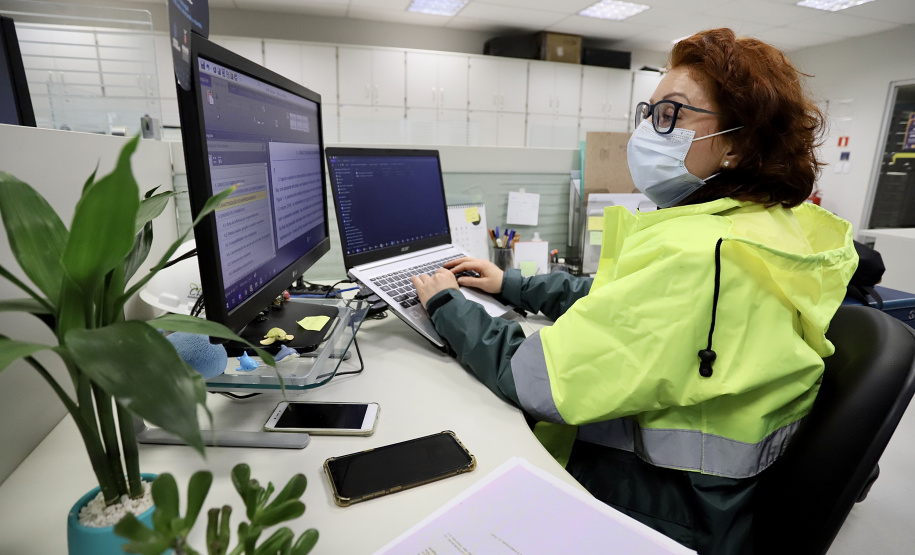 Dos 21 profissionais que atuam na equipe contratada para auxiliar na gestão ambiental da Portos do Paraná, quase todos são formados no Litoral do Estado. Cada vez mais, moradores dos municípios da região reforçam o time de cuidado permanente com o Meio Ambiente nos Portos de Paranaguá e Antonina. - Paranaguá, 20/07/2021 - Foto: Claudio Neves/Portos do Paraná