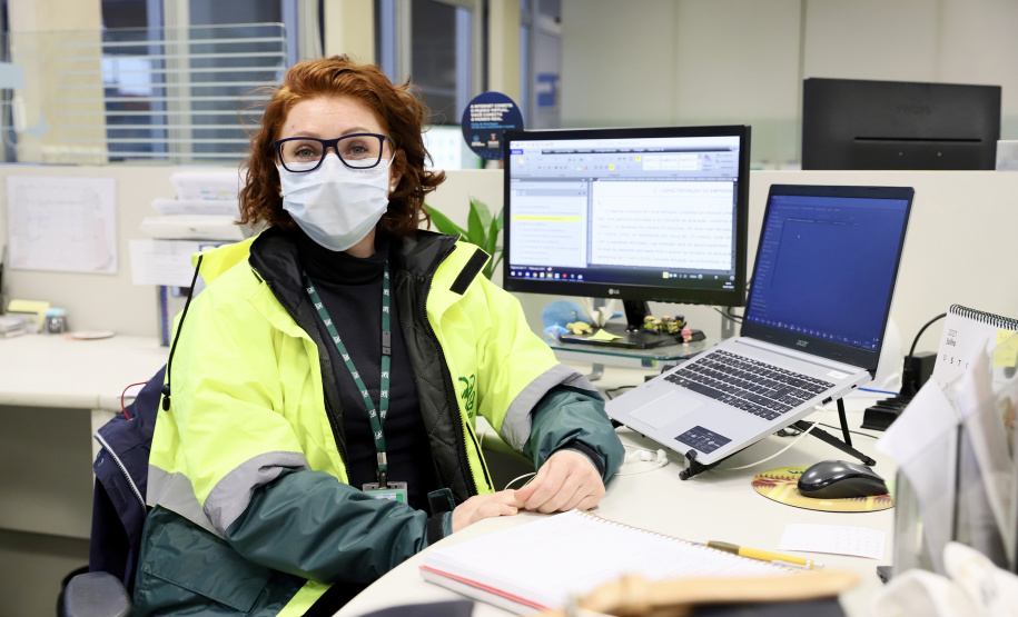 Dos 21 profissionais que atuam na equipe contratada para auxiliar na gestão ambiental da Portos do Paraná, quase todos são formados no Litoral do Estado. Cada vez mais, moradores dos municípios da região reforçam o time de cuidado permanente com o Meio Ambiente nos Portos de Paranaguá e Antonina. - Paranaguá, 20/07/2021 - Foto: Claudio Neves/Portos do Paraná