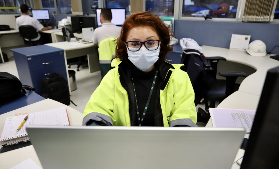 Dos 21 profissionais que atuam na equipe contratada para auxiliar na gestão ambiental da Portos do Paraná, quase todos são formados no Litoral do Estado. Cada vez mais, moradores dos municípios da região reforçam o time de cuidado permanente com o Meio Ambiente nos Portos de Paranaguá e Antonina. - Paranaguá, 20/07/2021 - Foto: Claudio Neves/Portos do Paraná